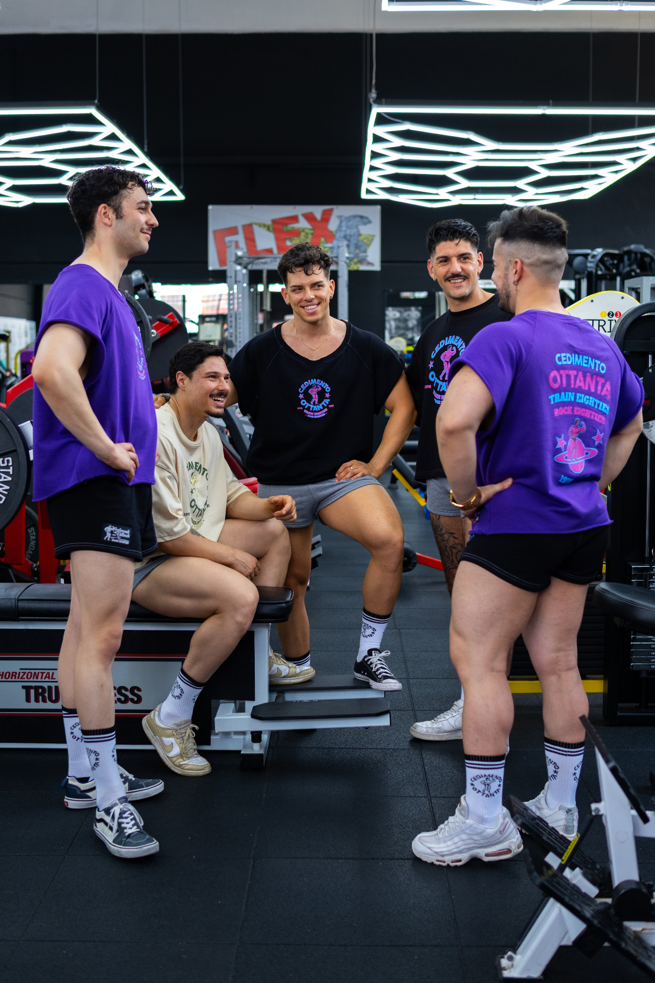 Il crew Cedimento Ottanta in palestra